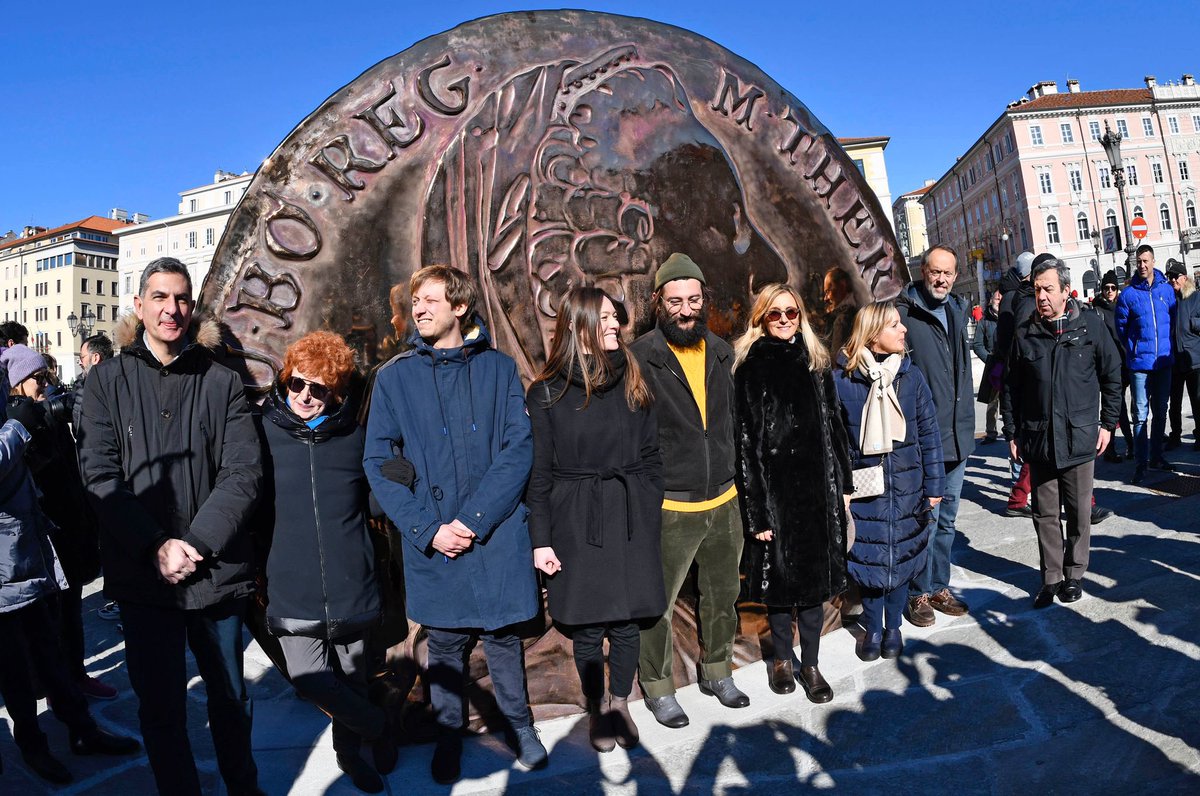 🇮🇹❤️🇦🇹 Die Verbindung zwischen Triest und Wien wird stärker. Landeshauptman <a href="/M_Fedriga/">Massimiliano Fedriga</a> weiht #MariaTheresias Talerdenkmal ein. Im Teresianisches Viertel von <a href="/ComunediTrieste/">Comune di Trieste</a> 

<a href="/ItalyinAustria/">Italy in Austria</a>  <a href="/staff_M_Fedriga/">staff @M_Fedriga</a> @Italia_deu <a href="/PPetiziol/">Paolo Petiziol 🇭🇺 🇨🇿 🇸🇮 🇮🇹 🎼</a> <a href="/JanKickert/">Jan Kickert</a> <a href="/KarlPrummer/">Karl_Prummer</a> <a href="/nandoalfi/">falfieri</a> #Wien