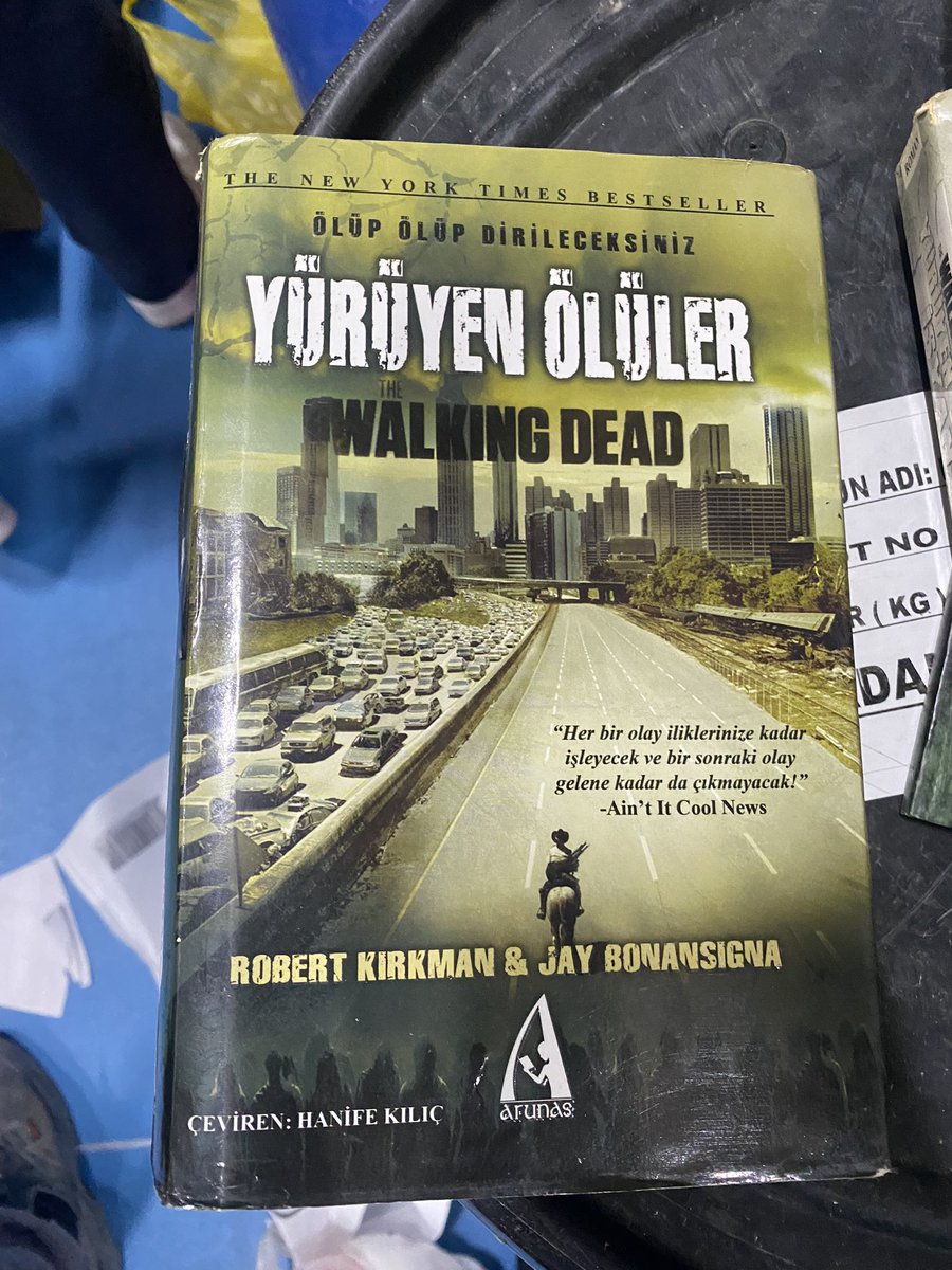 Bu kitap yardım toplama merkezinde eşyaları tasnif ederken çıktı... Söyleyecek kelime bulamıyorum yatacak yeriniz yok...