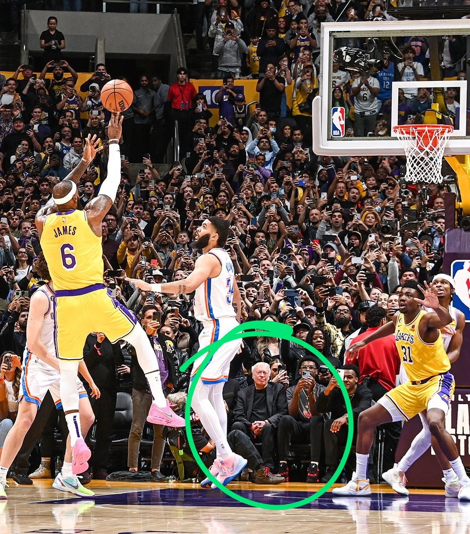 "The Chosen One" 🙉 
Literally the only man in the arena to miss the opportunity to make 📸 or 🎞️ of historical moment.