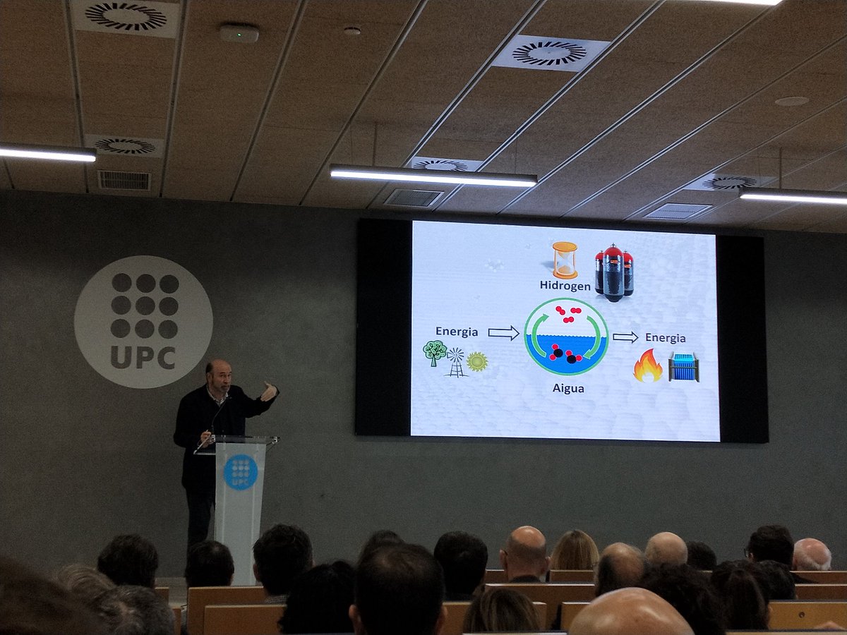 BiblioEEBE's tweet photo. El Vicerector Jordi Llorca ens explica la importància que té l'Hidrogen per contribuir a la descarbonització 💧🌎#hidrogenUPC #GreenEnergy @EEBE_UPC https://t.co/R4mTWImwTu
