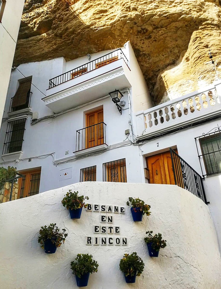 CadizTurismo's tweet photo. ¡Bésame en la provincia de Cádiz! Los rincones gaditanos más románticos en San Valentín y durante todo el año, llueva, granice, nieve o salga el sol del tirón, aquí: https://t.co/IG1PTpYyqW Vía @diariocadiz ¡Sed buenos! 😀 @diputacioncadiz Foto: @SetenilO - Autora: @Rosellbg https://t.co/NVZTZmqn7s