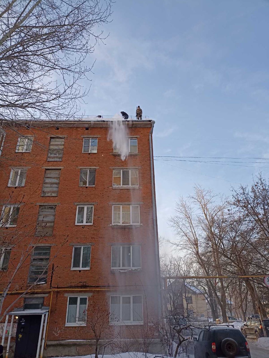 lukmkd63's tweet photo. Сергея Лазо 6,16; Лазо 28, 33. Очистка крыш от снега и наледи. https://t.co/UJsFPWWO6o