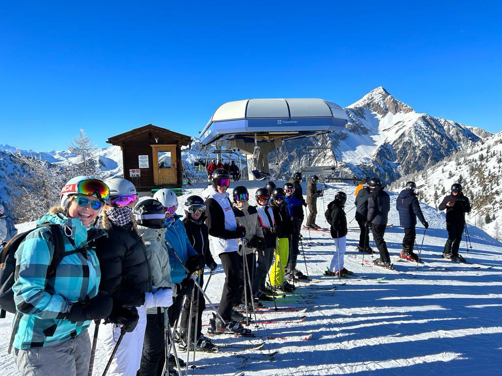 MrsJSciencePHS's tweet image. Day 4 in Claviere and our first day the sun has waited an hour to pop her ski helmet on! The expert groups are off to Sestriere 🇮🇹 on the larger Milky Way whilst our Advanced are off to Montgenevre in 🇫🇷! @PHSMentalHeaIth @PHSparents @PeeblesHigh
