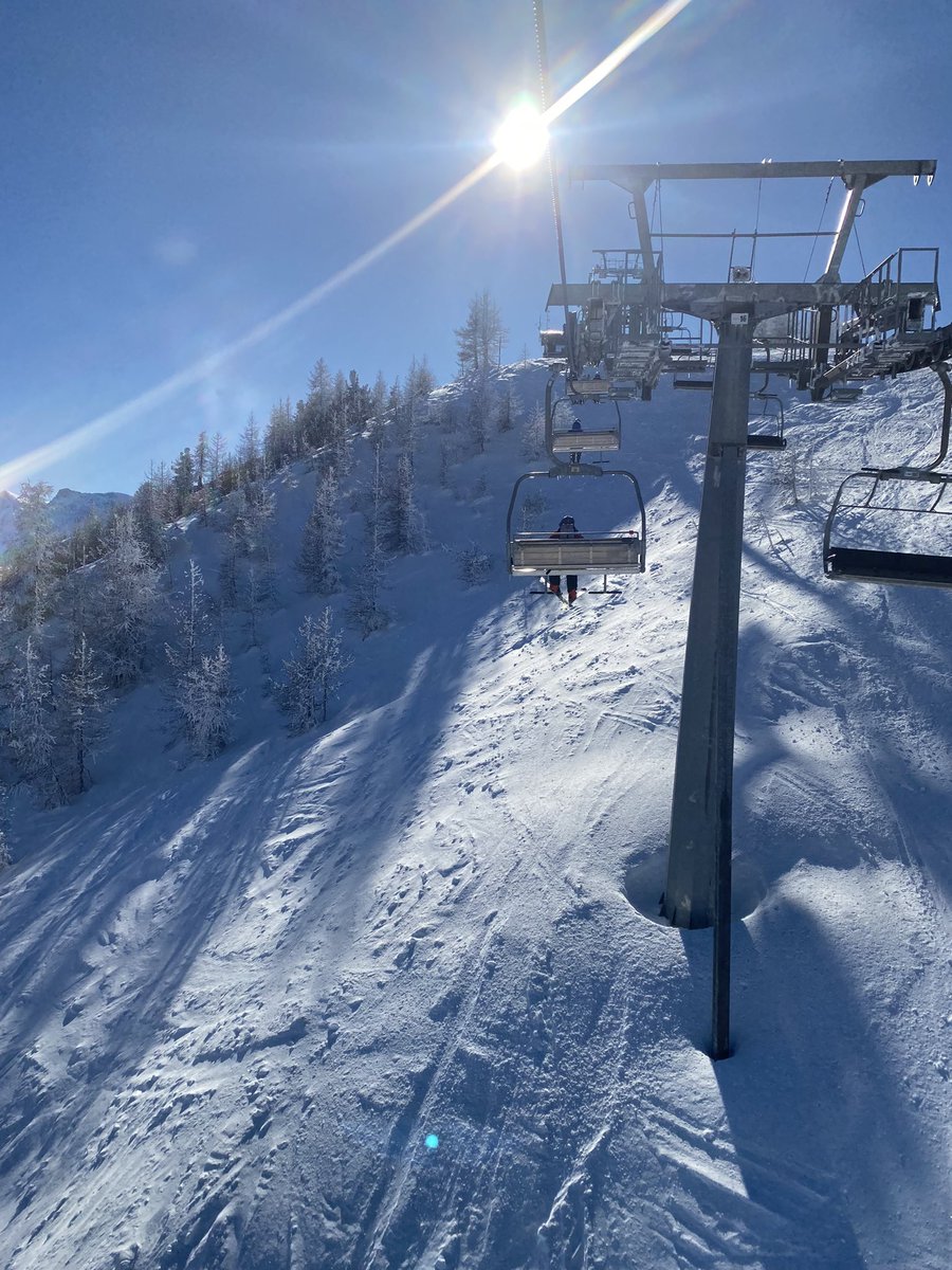 MrsJSciencePHS's tweet image. Day 4 in Claviere and our first day the sun has waited an hour to pop her ski helmet on! The expert groups are off to Sestriere 🇮🇹 on the larger Milky Way whilst our Advanced are off to Montgenevre in 🇫🇷! @PHSMentalHeaIth @PHSparents @PeeblesHigh