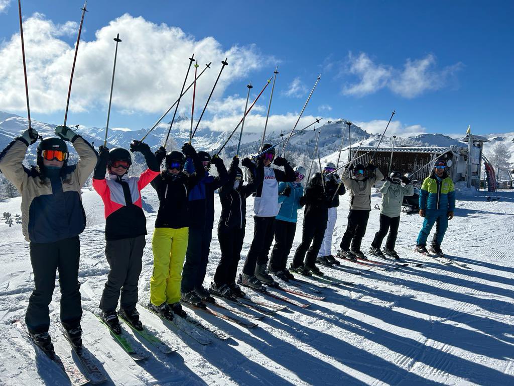 MrsJSciencePHS's tweet image. Day 4 in Claviere and our first day the sun has waited an hour to pop her ski helmet on! The expert groups are off to Sestriere 🇮🇹 on the larger Milky Way whilst our Advanced are off to Montgenevre in 🇫🇷! @PHSMentalHeaIth @PHSparents @PeeblesHigh