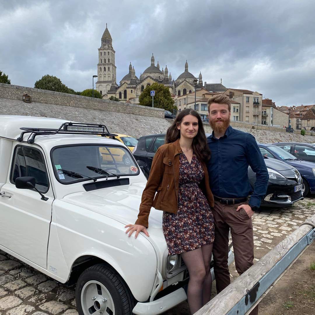 4L_Trophy's tweet photo. Projets #4Lab parrainés par @NorautoFr 🧪
—
Elise et Jules vont faire le plein de vitamine D et d'énergie grâce à l'installation d'un panneau solaire sur le toit de leur 4L. 😎 #4LTrophy2023
—
+ d'infos sur le 𝟰𝗟 𝗟𝗮𝗯 x parrainé par #Norauto
👉 https://t.co/14vFqS03Qw https://t.co/zp4ZKqoKAo