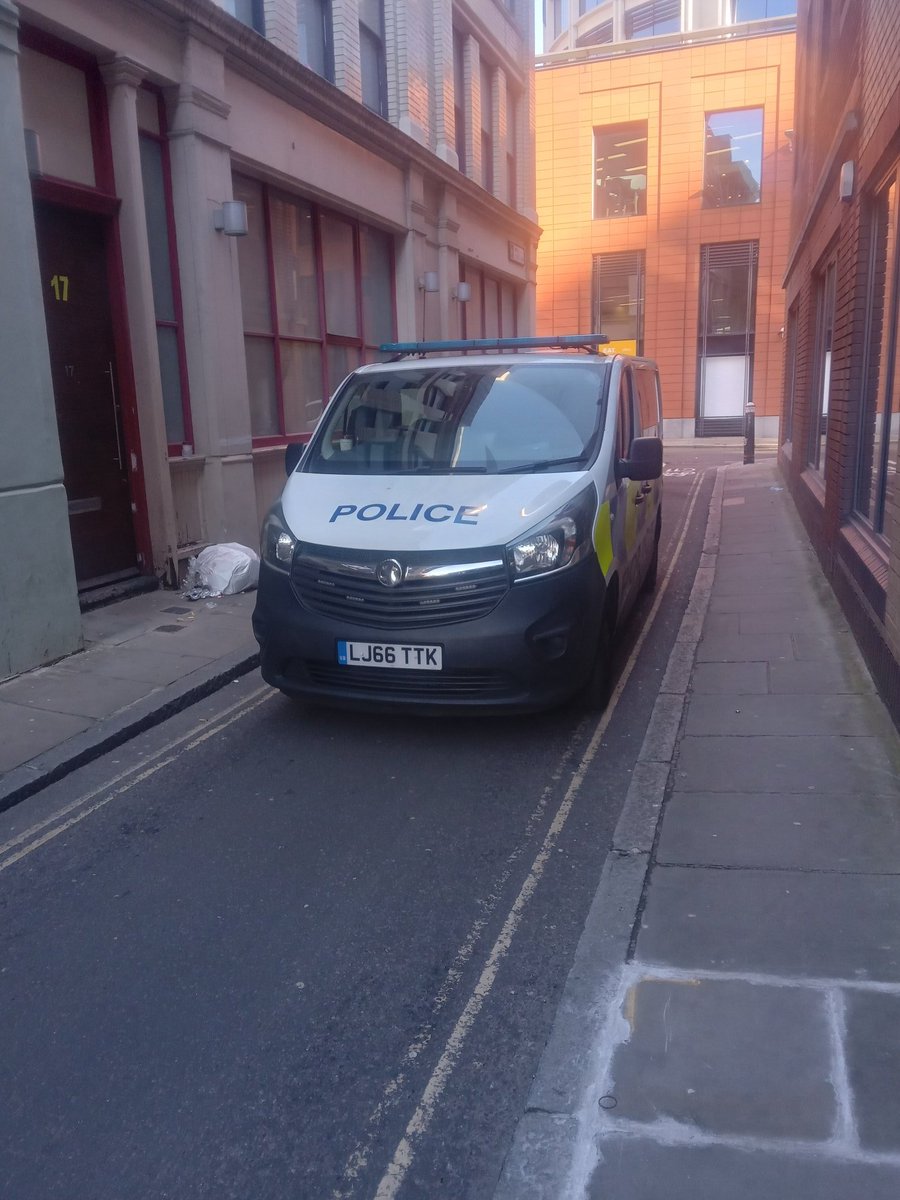 CILL_IAN's tweet photo. @metpoliceuk do you think it's appropriate for one of your vans to block a cycling path for no apparent reason, when there's plenty of double yellows/single yellows to park on not 10 metres away which don't risk the safety of cyclists/pedestrians. Location of this is ec1a 7hu. https://t.co/rxBuE0hn3V