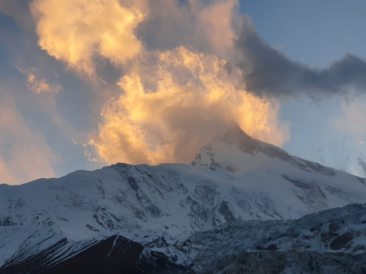 AlexTxikon's tweet photo. 📸🌄 Hi! I share with you photos of the last 2023 sunset spent on Manaslu as I board the plane 🛬 to a new adventure. That last day we were also lucky to see yaks and blue sheep (it's hard to see them). Without a doubt, a great final of the expedition
#wintersummits #alextxikon https://t.co/s1Ww8IDdDc