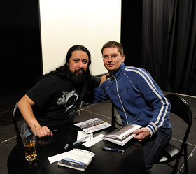 Jaroslaw_D's tweet photo. 10 years earlier...
Spotkanie organizowane przez #timofcomics w Łodzi z #TonySandoval
Tak, aparaty w telefonach były nieco inne niż teraz :) https://t.co/0z0v2tU0F4