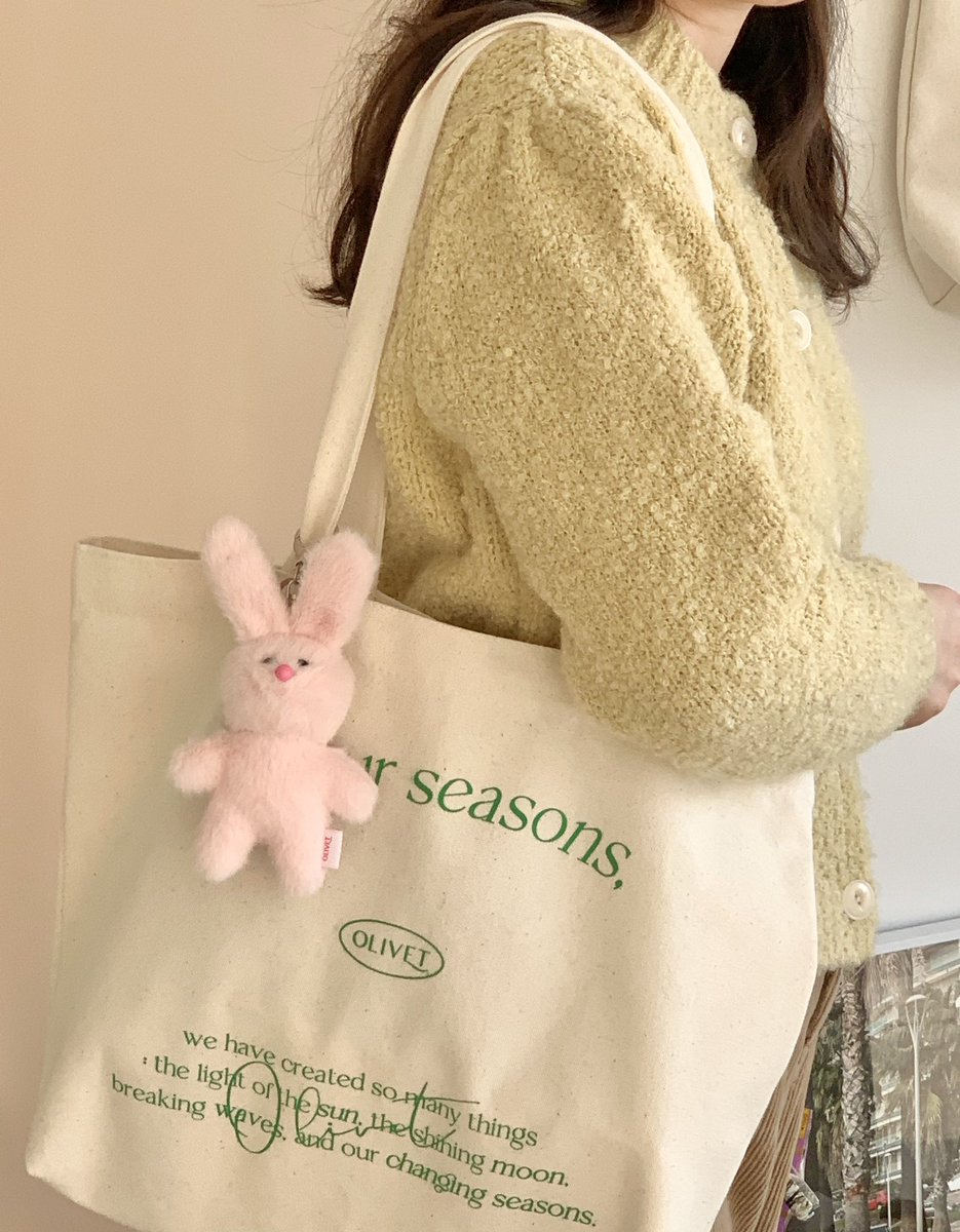 olivet_official's tweet photo. #rt • follower 추첨 한 분께 올톡이를 보내드려요 🐰

올리베에서 제작중인 올톡이! 

baby pink, dark grey 두 컬러로 제작 되었으며, 판매 수익의 일부를 모아 미혼모 시설에 기부할 예정입니다.
3월 4-5일 팝업 스토어에서 첫 출시되며, 팝업 스토어 오픈과 동시에 온라인에서도 오픈됩니다 ✨ https://t.co/dS3dWdJwRP