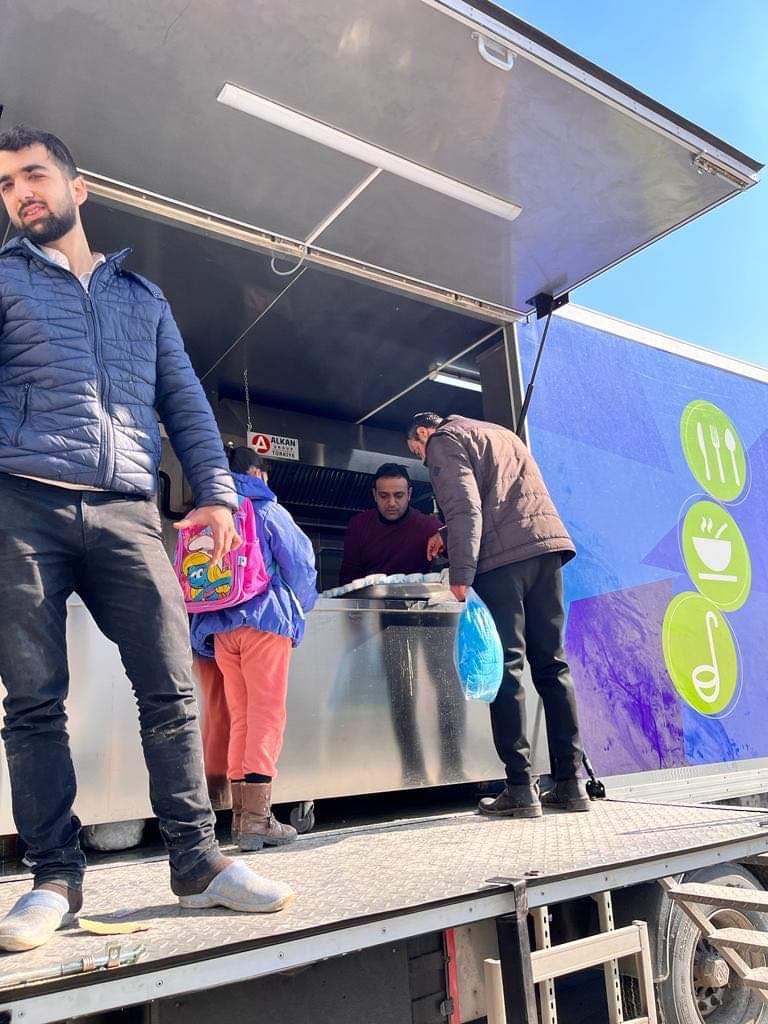 kadikoybelediye's tweet photo. Gezici Aşevimiz ikinci gününde Hatay’ın Defne ilçesinde sıcak yemek dağıtımına devam ediyor. Samandağ’da bulunan diğer aşevimiz de bölgede sabah akşam 3000 afetzedeye sıcak yemek temininde bulunuyor.

📍Samandağ: https://t.co/KeYzf7MTX4

📍Defne: https://t.co/vVhbIIxS0e https://t.co/Il2s1rb8pW
