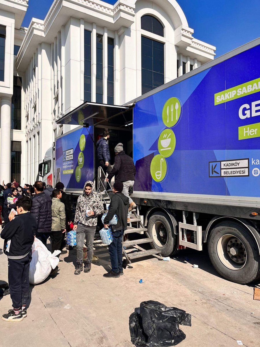kadikoybelediye's tweet photo. Gezici Aşevimiz ikinci gününde Hatay’ın Defne ilçesinde sıcak yemek dağıtımına devam ediyor. Samandağ’da bulunan diğer aşevimiz de bölgede sabah akşam 3000 afetzedeye sıcak yemek temininde bulunuyor.

📍Samandağ: https://t.co/KeYzf7MTX4

📍Defne: https://t.co/vVhbIIxS0e https://t.co/Il2s1rb8pW