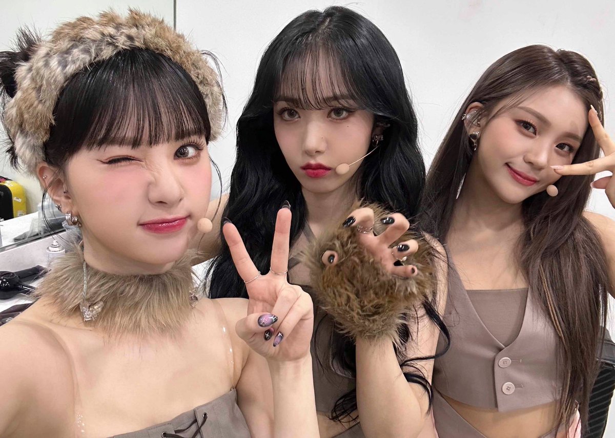 NaVz_Unite's tweet photo. @VIVIZ_official 📝TWITTER | 23/02/08 | #VIVIZ | trans : @NaVz_Unite

“⏰

At 6PM! VIVIZ will be MBC M’s “#ShowChampion”📺
VIVIZ and their cold-hearted charisma.🐆 Their cold-charisma-coolness explosion of a stage, be sure to tune in🕶️”

#은하 #EUNHA #신비 #SINB #엄지 #UMJI #쇼챔피언 #PULL_UP https://t.co/kRSI8vbP2r