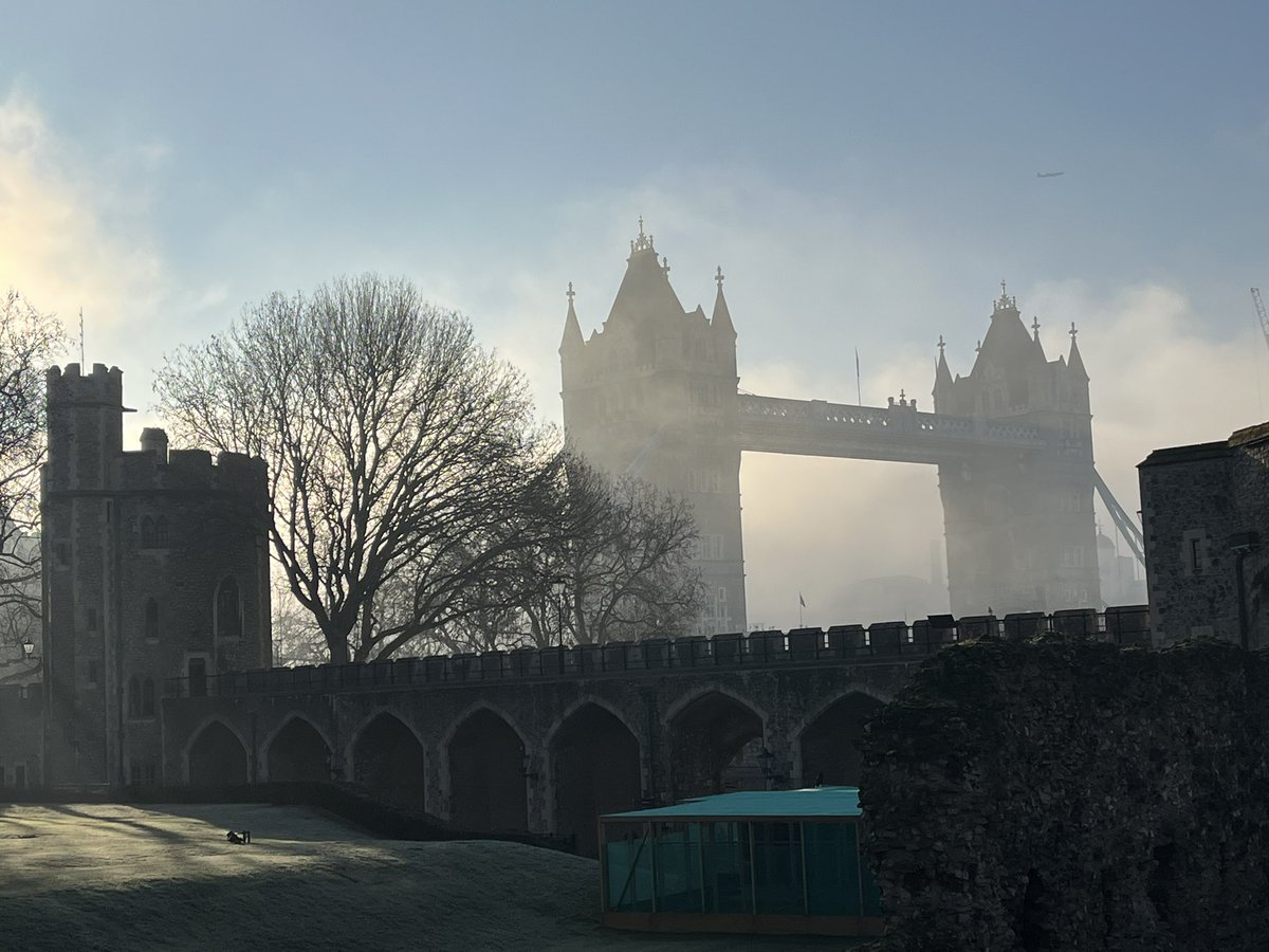A Foggy morning over Tower bridge. 🏰🗝️

@thetoweroflondon @towerbridge @historicroyalpalaces