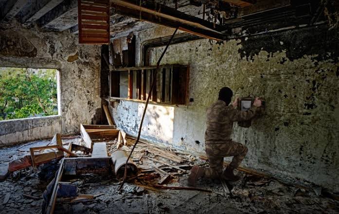 STM, Duvar Arkası Radar (DAR)’ları uzman personel ile birlikte deprem yerlerine sevk etti. 

DAR, bir yapının arkasındaki canlıları tespit etmeye yarıyor.