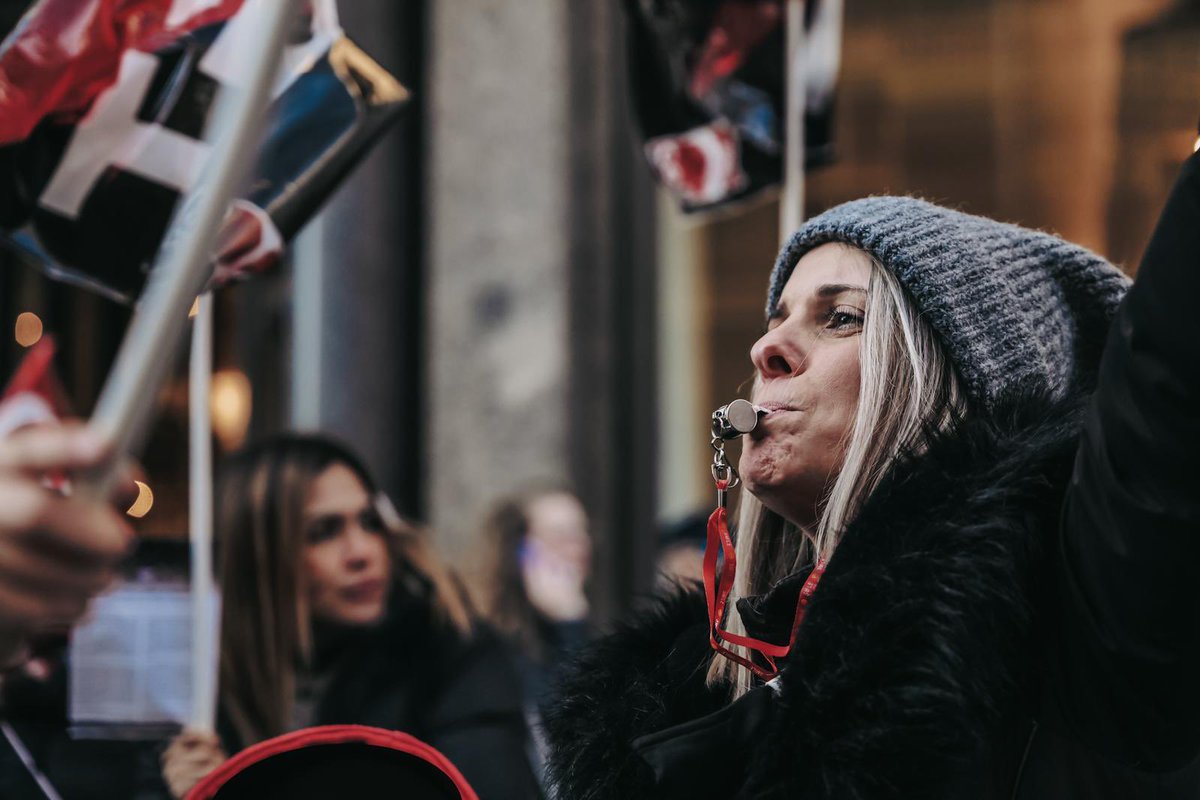 DafnePetracca's tweet photo. La lucha de las trabajadoras de #INDITEX debería servir de ejemplo en todo el comercio y grandes almacenes. ¡Que no os engañen!Este es el camino para conquistar mejoras laborales. #huelgaINDITEXtiendas11F_CGT https://t.co/lITYNpiwgo