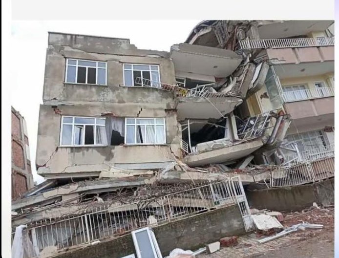 ARTIK SAATLER DEĞİL GÜNLER OLDU ARKADAŞIMIZ AYŞEGÜL KOLU VE AİLESİ HÂLÂ ENKAZ ALTINDALAR BULUNDUKLARI BİNANIN TAM ÇÖKMEMESİ MÜDAHALEYİ GECİKTİRİYOR VE ERTELENİYOR EKİPLER İŞ MAKİNESİ OLMADAN BİR ŞEY YAPAMAZ DURUMDALAR SÜMEREVLER Mahallesi BOZBEY Yolu  1707 Sk. No7 kat2 ADIYAMAN