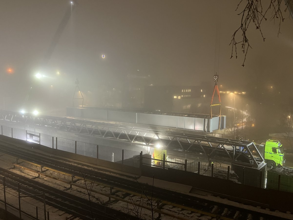 Første del av nye Bryn bru ble heist inn i tåkehavet i natt, litt etter klokken 02. Alt gikk som planlagt med løftet på 80 tonn. Neste løft skjer i natt, hvis vinden tillater det...