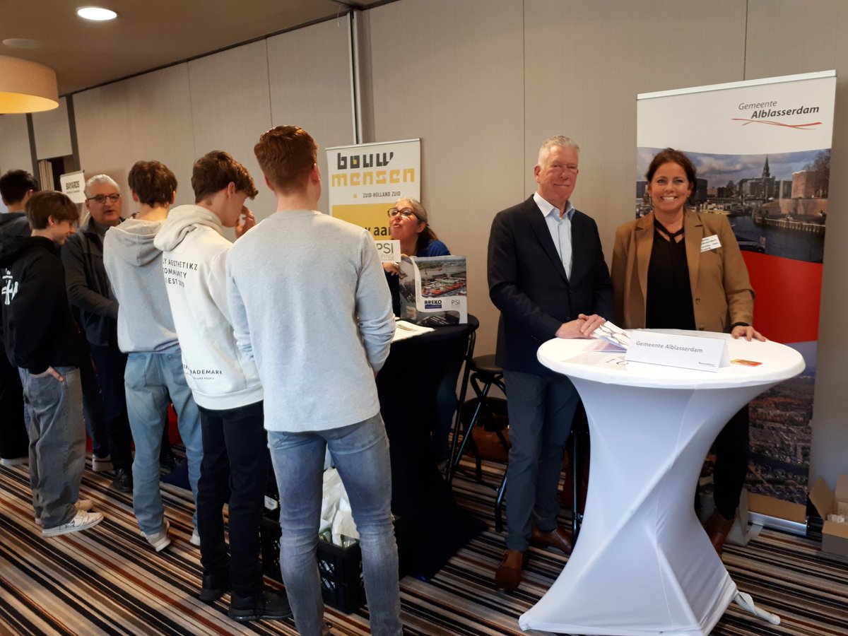 bos_margreet's tweet photo. Opening #NetwerkEvent voor VO, De Lage Waard en het Willem de Zwijgercollege Papendrecht. Leerlingen uit de klassen 4 leren netwerken en oriënteren zich op beroepen @GemAlblasserdam is er bij. https://t.co/WMSxwl7RsJ