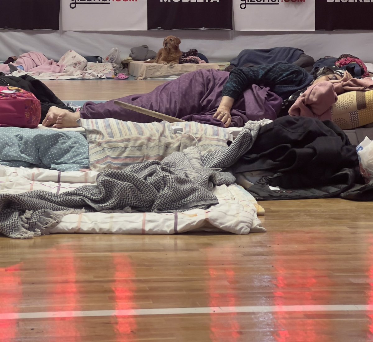 #deprem #adana Spor salonun da gece yatarken fark ettim. Öylece uslu oturuyor. Sesi çıkmadı.