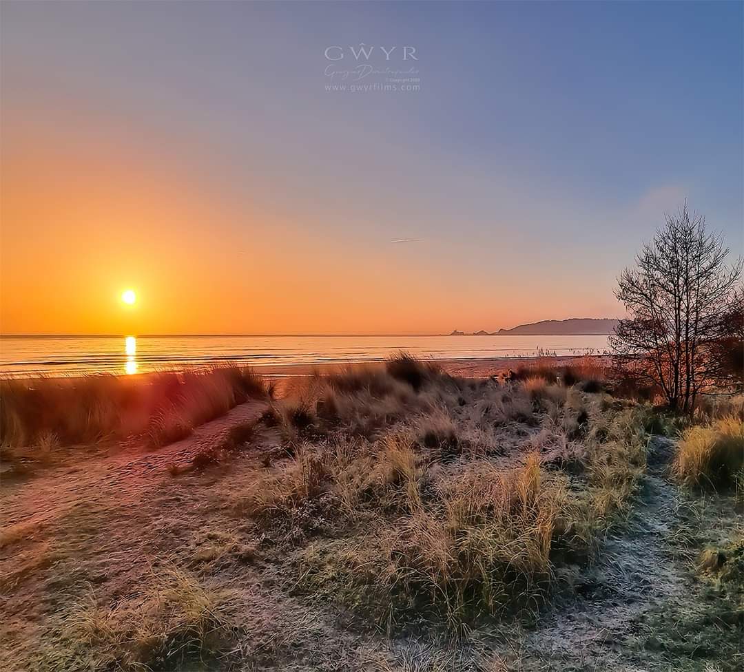 GeorgiosDi's tweet photo. Filming for a new documentary this morning.. beautiful sunrise at Swansea Bay
https://t.co/9egL4uSCBA
https://t.co/7UXg2Zqs0c
#wales #swansea #SwanseaCity #swansealife #swanseabay #mumbles #mumblespier #gower #sunrise #film #swanseauniversity https://t.co/mRl1kLxOT3