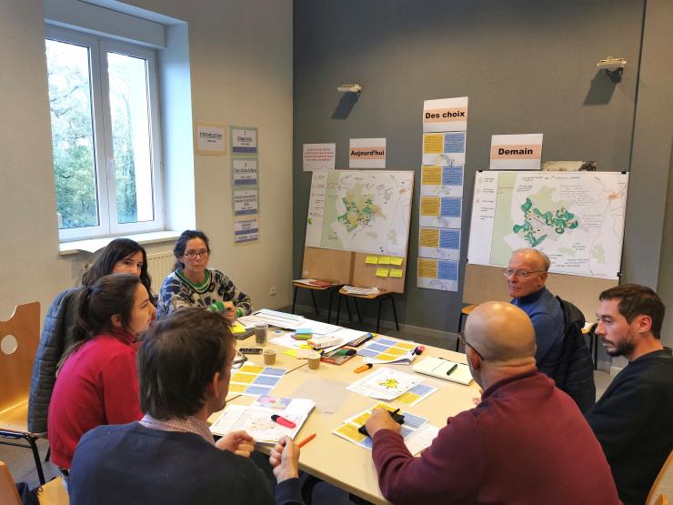 INRAE_Nancy's tweet photo. Dans la Région Grand Est, le projet #TERRAF vise la réhabilitation des #arbres et des #haies #champêtres dans les zones de polyculture-élevage du Sud lorrain. Une démarche fondée sur les échanges dans le cadre d'ateliers participatifs.
👉https://t.co/2dqccFvrdE https://t.co/UjheeX1WgI