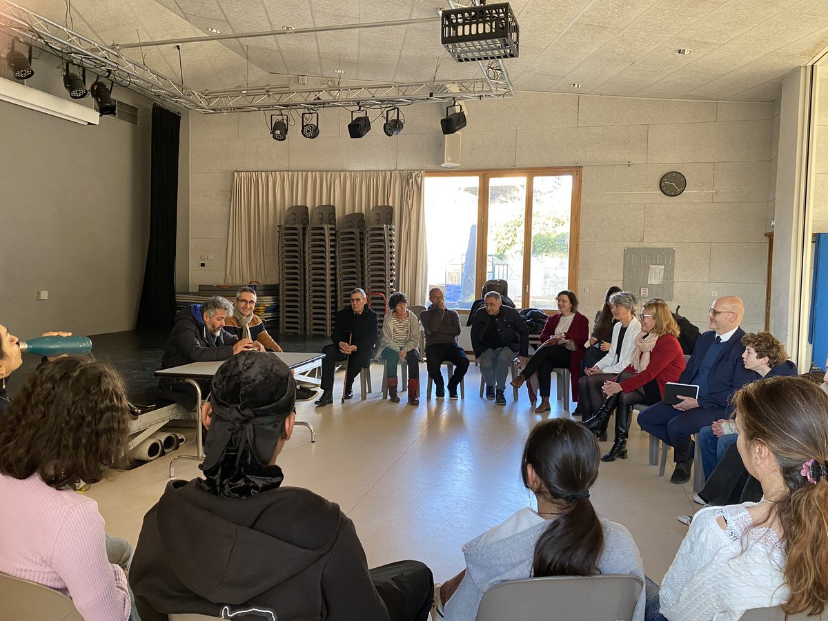 AcBordeaux's tweet photo. 🎭Au centre d'animation des quartiers de @bordeaux, la rectrice @abisagni participe à un atelier #théâtre intergénérationnel ! Le metteur en scène en résidence Eli Bricéno y propose une création collective et participative facilitant l'accès à la #culture pour tous ! #EAC https://t.co/B7ectbjyLf