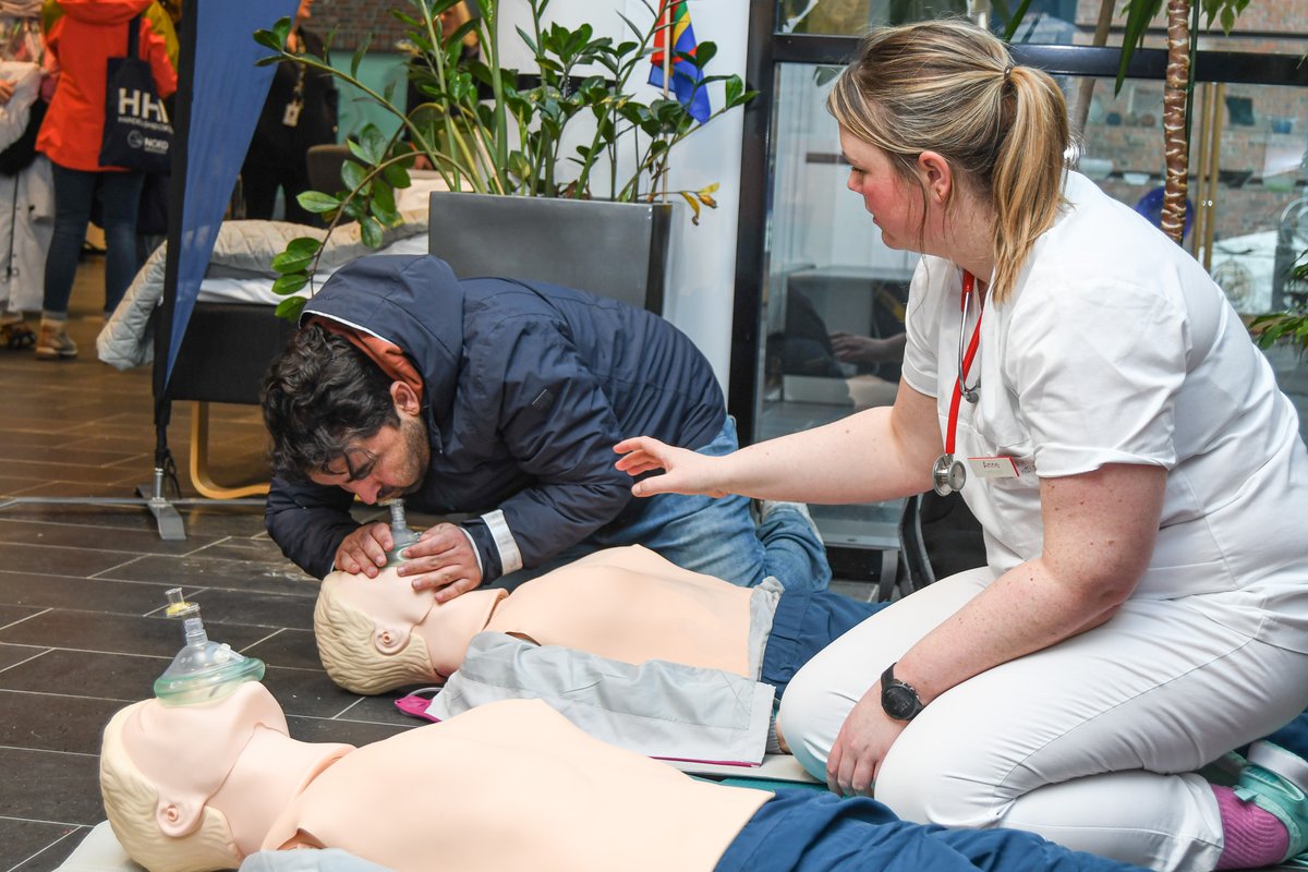 Fakultet for sykepleie og helsevitenskap, Nord (@fshnord) on Twitter photo Tirsdag var det åpen dag på <a href="/Norduniversitet/">Nord universitet</a> og der fikk potensielle nye studenter blant annet forsøkt seg på førstehjelp hos oss. Artig dag! Tirsdag var det åpen dag på <a href="/Norduniversitet/">Nord universitet</a> og der fikk potensielle nye studenter blant annet forsøkt seg på førstehjelp hos oss. Artig dag!