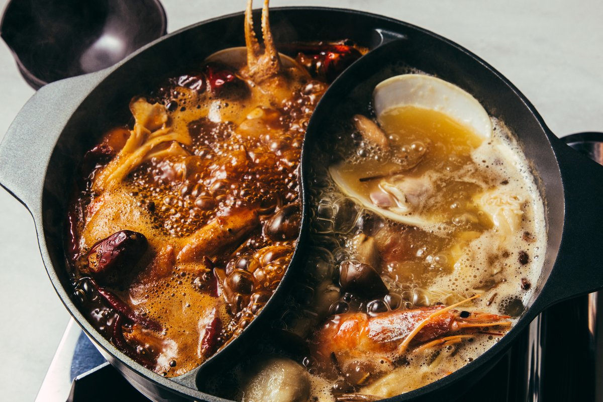 【2/28(火)まで】

#ニューモダンチャイニーズチーナ 冬限定「季節の海鮮火鍋」

人気メニューの滋味薬膳火鍋。今冬は厳選した海鮮火鍋を用意いたしました。 旬の海鮮をたっぷりのキノコと白の白湯（パイタン）・赤の麻辣（マーラー）、2種の薬膳スープでお楽しみください。

cina.jp