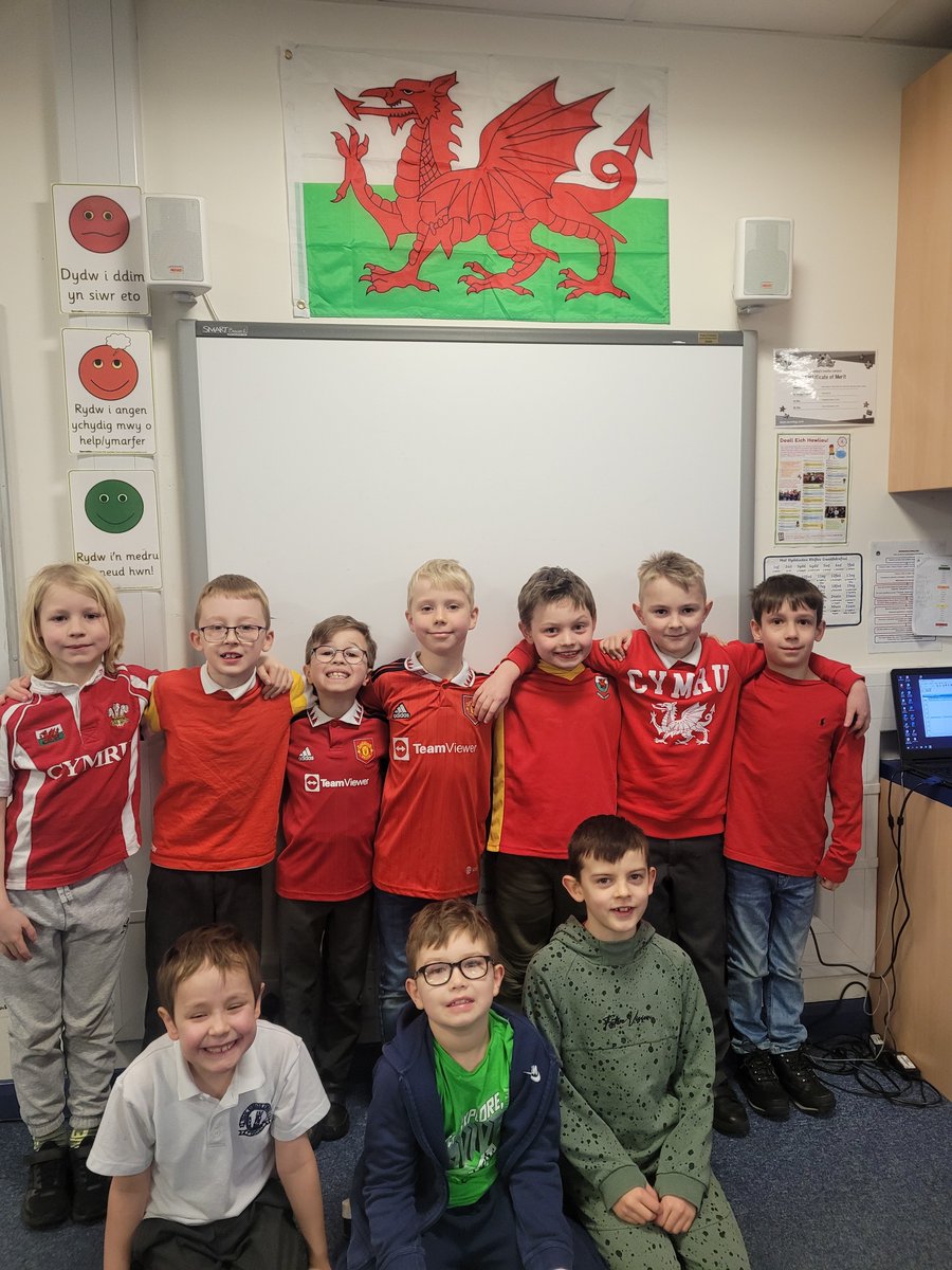 Ysgol_y_Castell's tweet photo. NGyB yn barod i ddathlu Eisteddfod yr ysgol 🔴🟢⚪️ #sicastell

NGyB are excited to celebrate our school Eisteddfod today 🔴🟢⚪️
#sicastell https://t.co/lPKKrgek5c