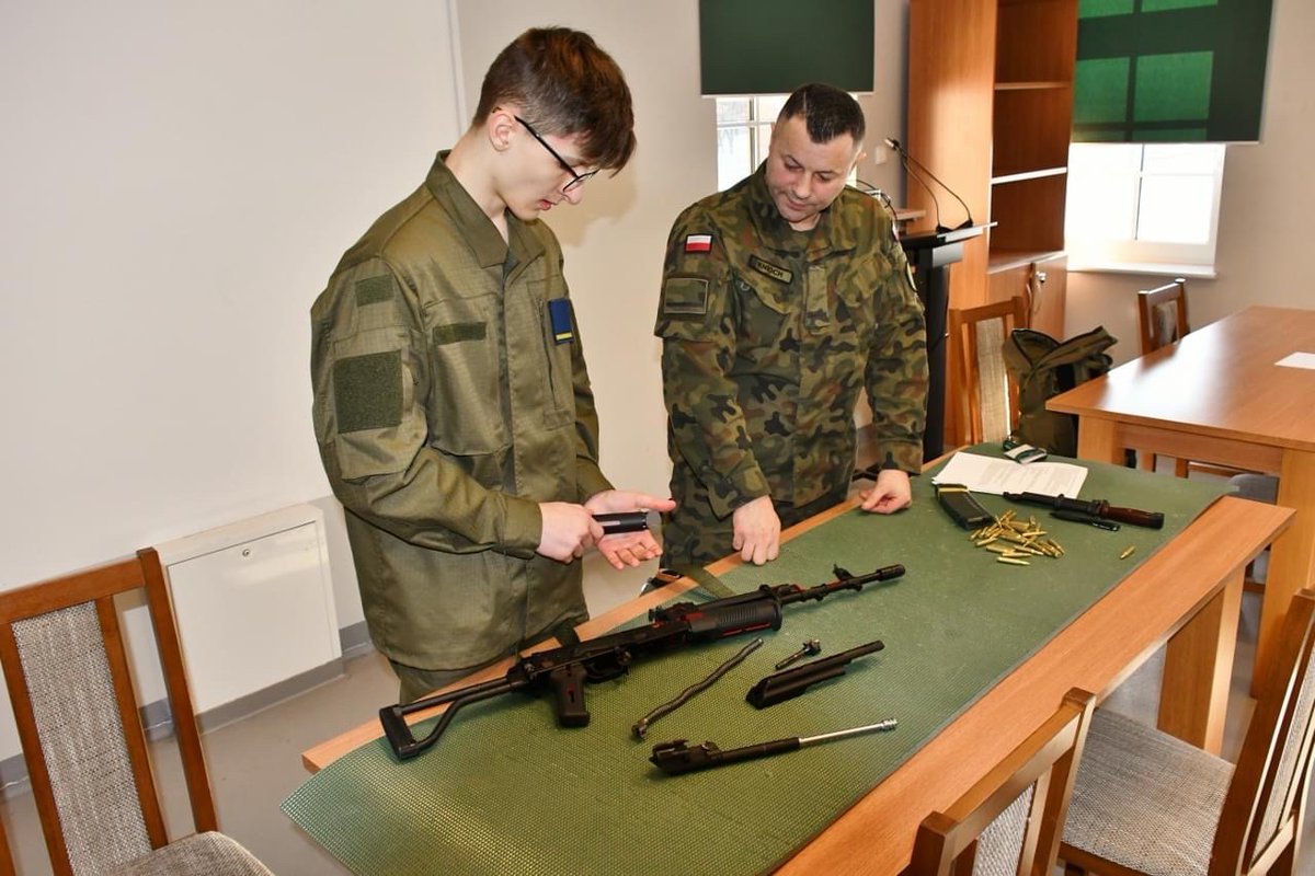 12Dywizja's tweet image. Współpraca cywilno-wojskowa👏 👉uczniów klas 1 Powiatowego Centrum Edukacyjne im. Eugeniusza Kwiatkowskiego w Lęborku  oraz #1Lbz/7BOW 👌🇵🇱

#ObliczaArmii #Dwunastka #WojskoPolskie🇵🇱

📸:1Lbz