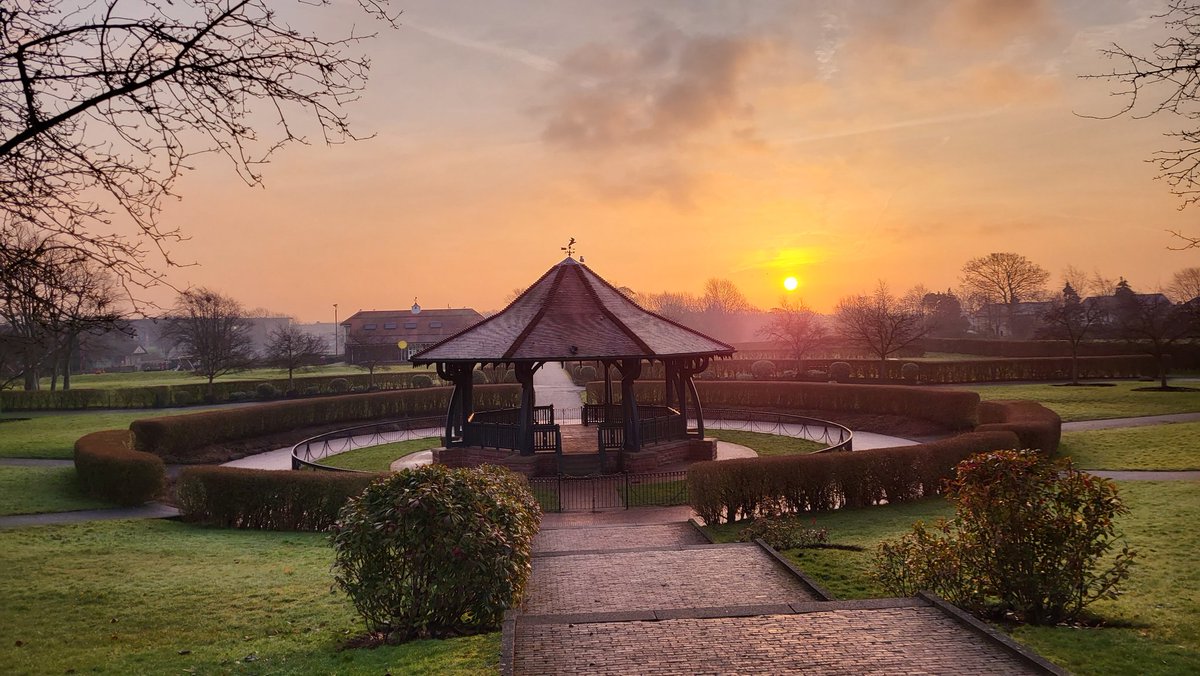 SalthousePO's tweet photo. Some lovely photos I've taken walking through our park thus morning. 
Should I make some into postcards and greetings cards? Let me know in the comments  :) https://t.co/oOKKef8gze