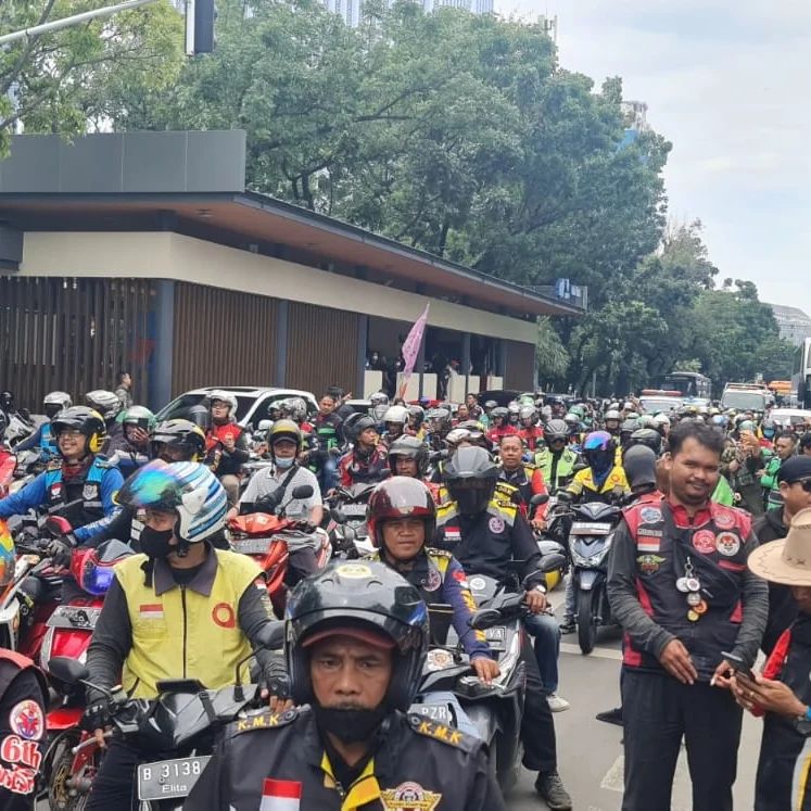 yaniarsim's tweet photo. Demo kebijakan ERP/ Jalan Berbayar di Jakarta tengah berlangsung di Balaikota hari ini Rabu 8 Feb 2023.
Apakah pak Heru @PemdaDKIJakarta berani menemui mereka. https://t.co/g0EYkceIPh