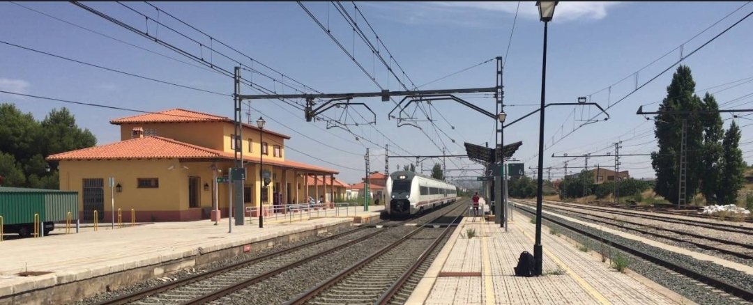 AlmansaCiudad's tweet photo. Los fines de semana la estación de tren se encuentra abarrotada. Almansa quiere el tren, hay que reponer las frecuencias precovid, volver a instalar la taquilla, nuevas marquesinas.. Viendo el precio de los carburantes, el tren es la SOLUCIÓN. @InfoAdif @Inforenfe @AytodeAlmansa https://t.co/JbFEY8YXW4