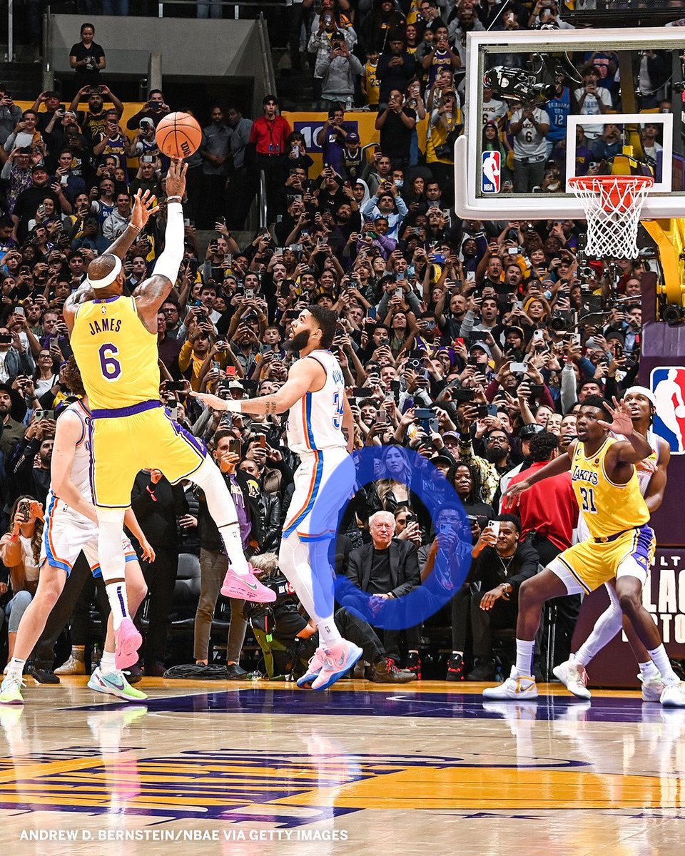Mis respetos a la única persona que ha disfrutado de un momento histórico con sus propios ojos y no a través de una pantalla del móvil 📱 #LeBronJames