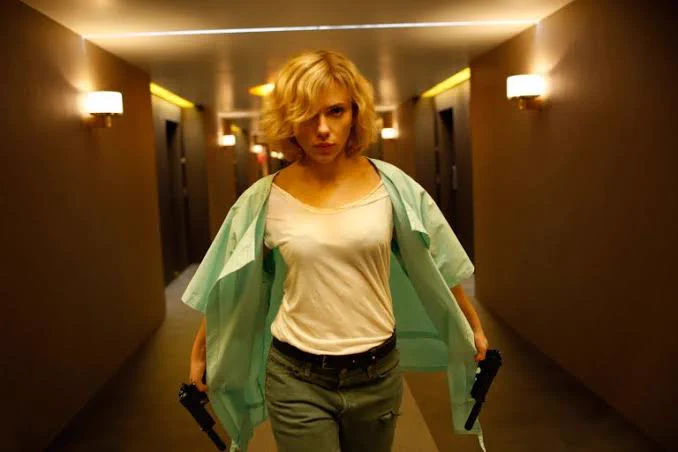 鉄拳8のニーナ、リュック・ベッソン映画の金髪美女っぽくて良いな。「LUCY/ルーシー」のスカーレット・ヨハンソンみたい。 