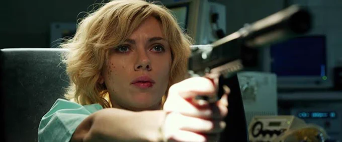 鉄拳8のニーナ、リュック・ベッソン映画の金髪美女っぽくて良いな。「LUCY/ルーシー」のスカーレット・ヨハンソンみたい。 