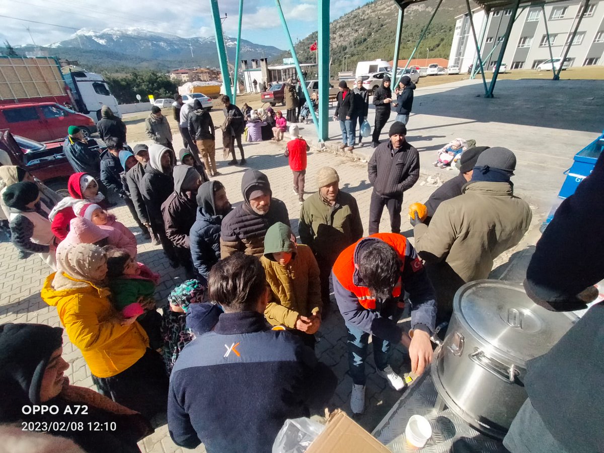 ifamkonyaresmi's tweet photo. Çorbalarımız pişmeye başladı. Kardeşlerimiz günler sonra bir tas sıcak çorba içtiler. Bir kamyonumuzun freni patladı. Yardımı gecikti. Dualarınızı eksik etmeyin.
Bu milleti çaresiz bırakma YA RABB... https://t.co/demYIL45Kf
