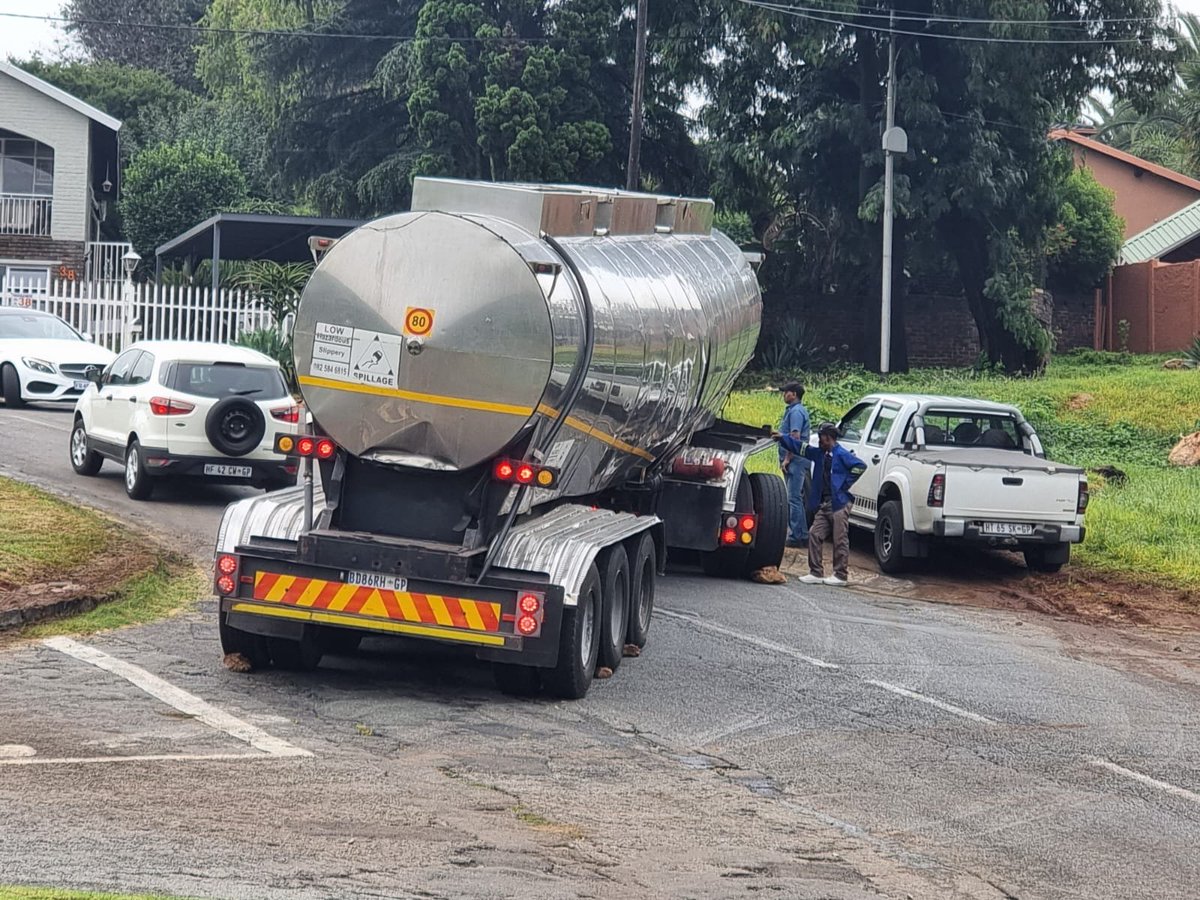 LidadeBeer's tweet photo. @JoburgMPD so this happened this morning in a residential area.  Was reported to JMPD numerous times and no one come out to assist or to fine this company.  What if this was a gas/petrol tanker?! https://t.co/IB6oqr4GJz