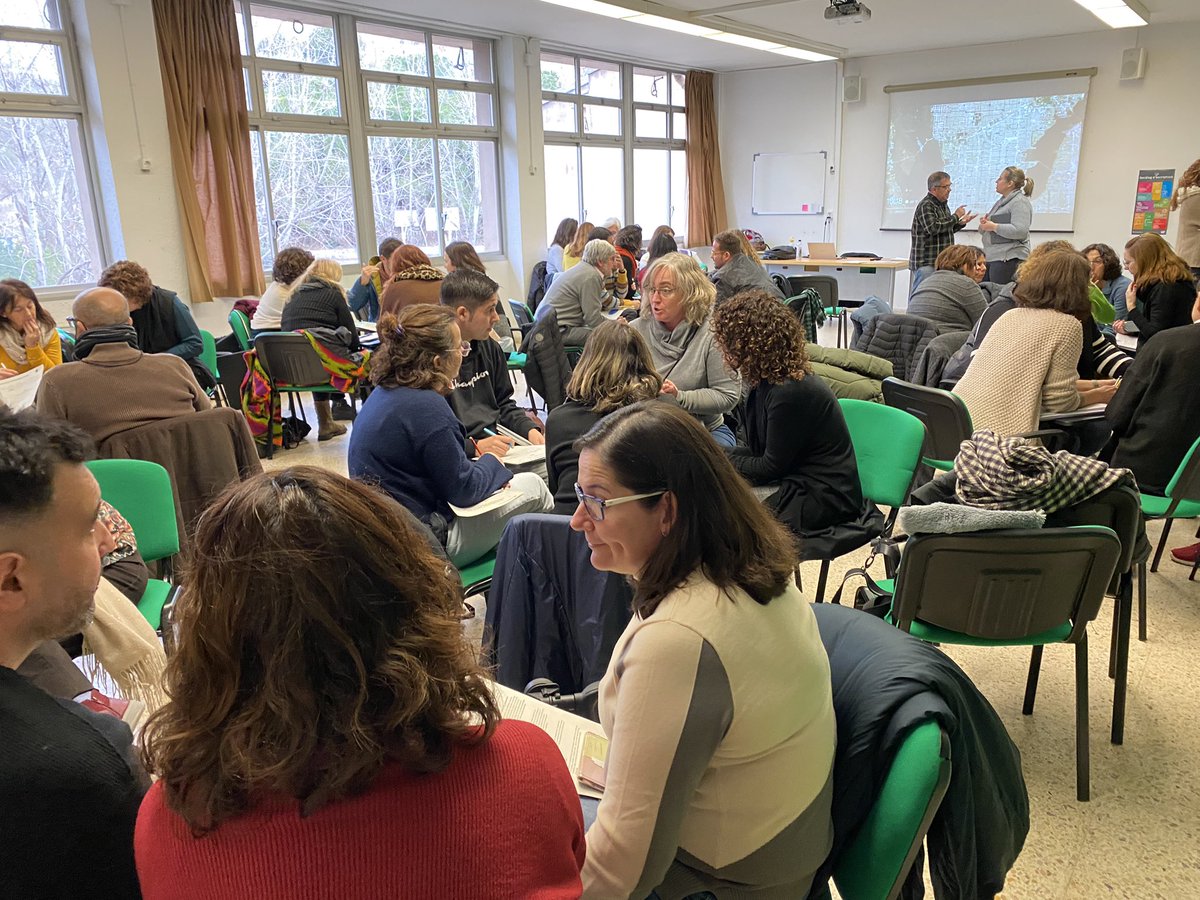 CRPHospitalet's tweet photo. Treballem les situacions d’aprenentatge al seminari de coordinació Primària-Secundària a l’Hospitalet amb la @mariaojuel i el @francescsegura1 https://t.co/0JXfVZmFyG