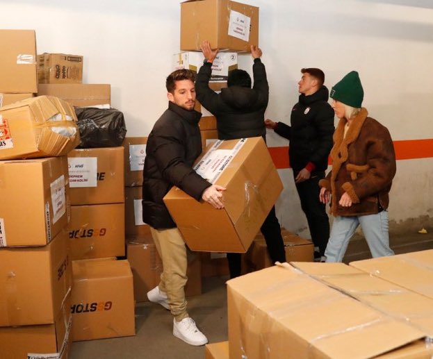 Galatasaray'lı Dries Mertens, eşiyle birlikte Nef Stadyumu'ndaki yardım merkezimize gelerek çalışmalara destek verdi.👏👏