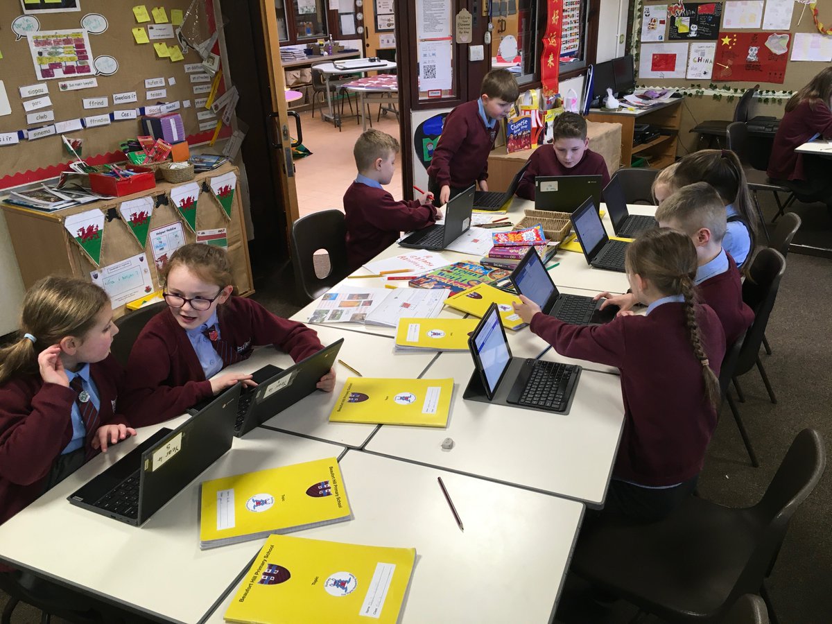 MrNicklinBHPS's tweet photo. @BeaufortHillPri #year4BHPS learning how to share work online and collaborate responsibly for #SaferInternetDay https://t.co/agkpsQa3EQ