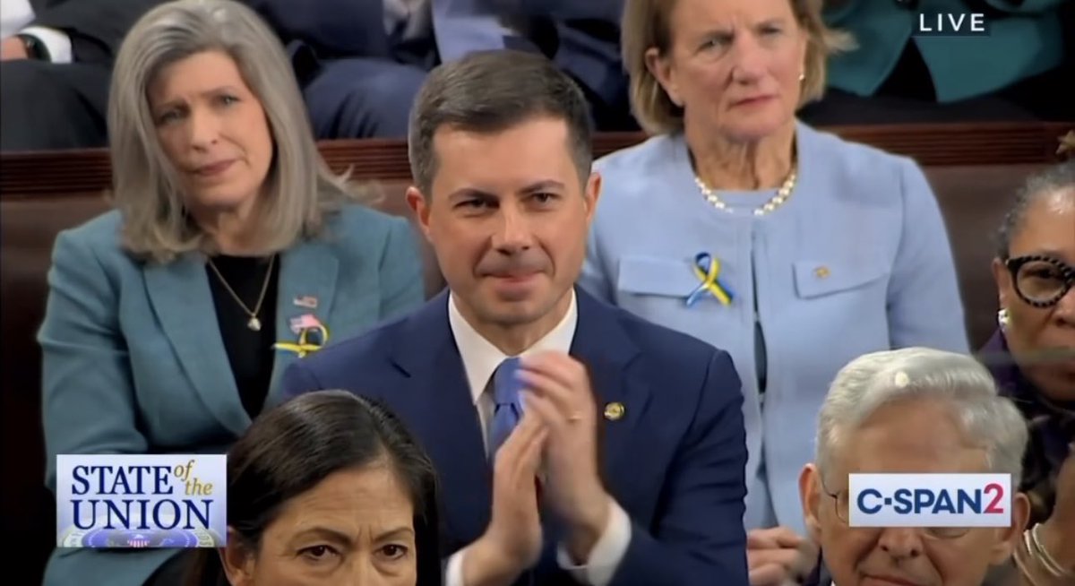 DC_Draino's tweet photo. Our country has gone way off track when you see more Ukraine flag pins than US flag pins at the SOTU https://t.co/nsPOcK6jTE