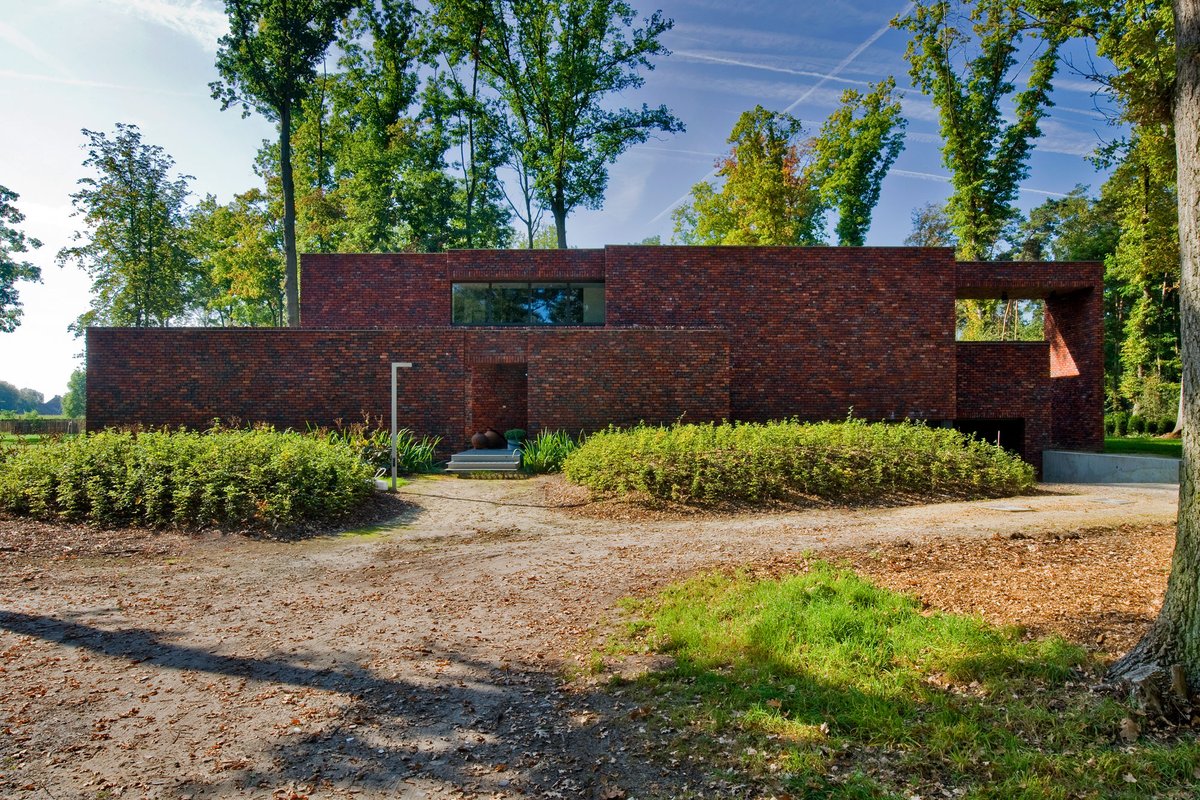 ManuelRevilla57's tweet image. Mi casa, mi castillo.
BVV Architecten

El volumen de ladrillo tosco se eleva sobre la vegetación como un castillo: un refugio cerrado en máxima relación con el jardín.

pin.it/6QoXxHU
#MiercolesEnladrillado