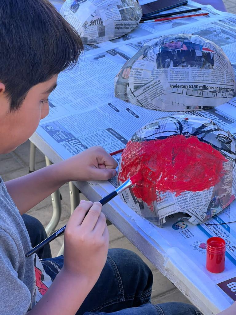 Senda_Tarapaca's tweet photo. 🎭 En una entretenida jornada los niños y niñas de la comuna de #AltoHospicio finalizaron el taller de máscaras. Actividad que desarrolló el equipo de @previeneah de @MHospicio 

Es importante fomentar el buen uso del tiempo libre activando el #ModoPrevención https://t.co/FIKoh9gnCY