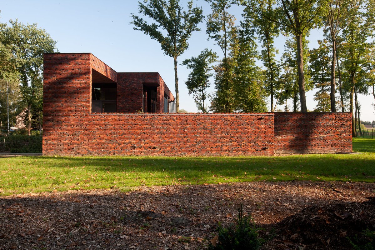ManuelRevilla57's tweet image. Mi casa, mi castillo.
BVV Architecten

El volumen de ladrillo tosco se eleva sobre la vegetación como un castillo: un refugio cerrado en máxima relación con el jardín.

pin.it/6QoXxHU
#MiercolesEnladrillado