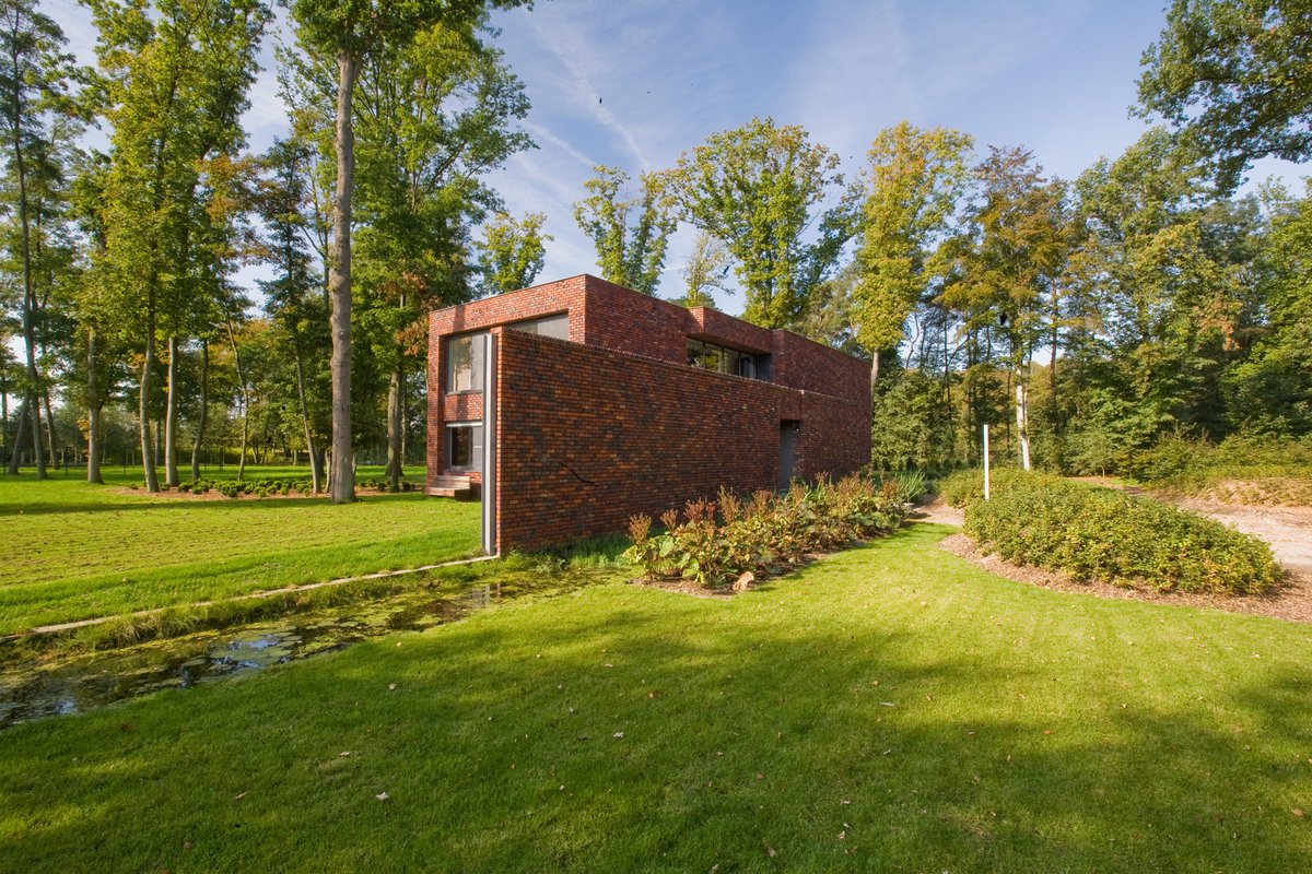 ManuelRevilla57's tweet image. Mi casa, mi castillo.
BVV Architecten

El volumen de ladrillo tosco se eleva sobre la vegetación como un castillo: un refugio cerrado en máxima relación con el jardín.

pin.it/6QoXxHU
#MiercolesEnladrillado