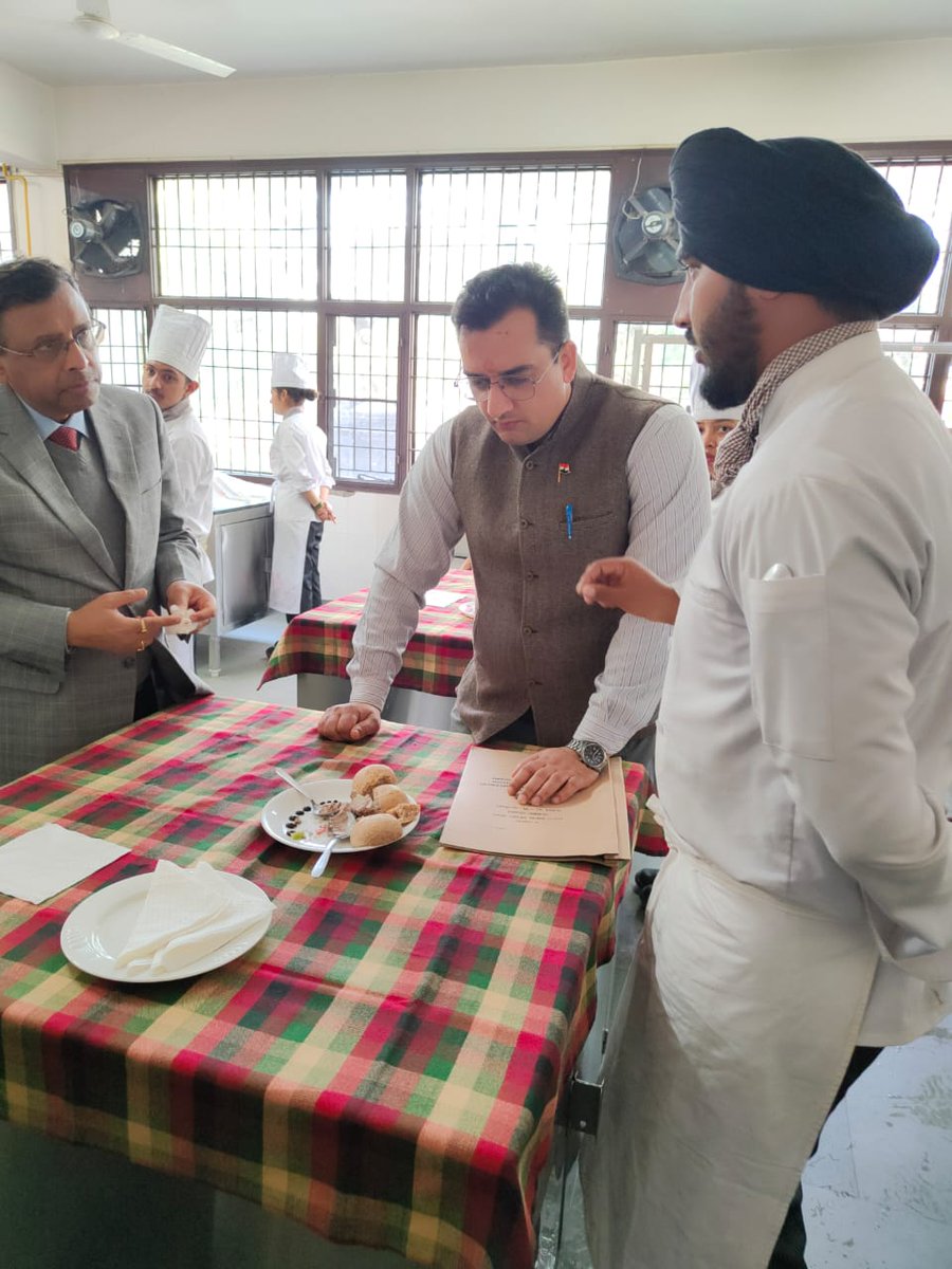 aihm_chd's tweet photo. #AIHM organised a #millet based #bakerycompetition for Diploma #bakery students where they prepared a millet based Short Crust pastry & a millet based bread. Congratulations to the winners- Mokshi Narula, Gagan, Ankita Sharma, Arbnab Sachdev, Harsimran & Dilpreet Kaur. #IYoM2023 https://t.co/QRTOuI0WYq