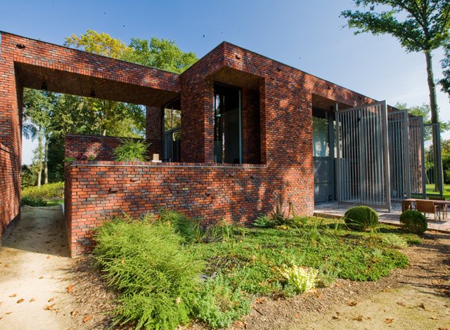 ManuelRevilla57's tweet image. Mi casa, mi castillo.
BVV Architecten

El volumen de ladrillo tosco se eleva sobre la vegetación como un castillo: un refugio cerrado en máxima relación con el jardín.

pin.it/6QoXxHU
#MiercolesEnladrillado