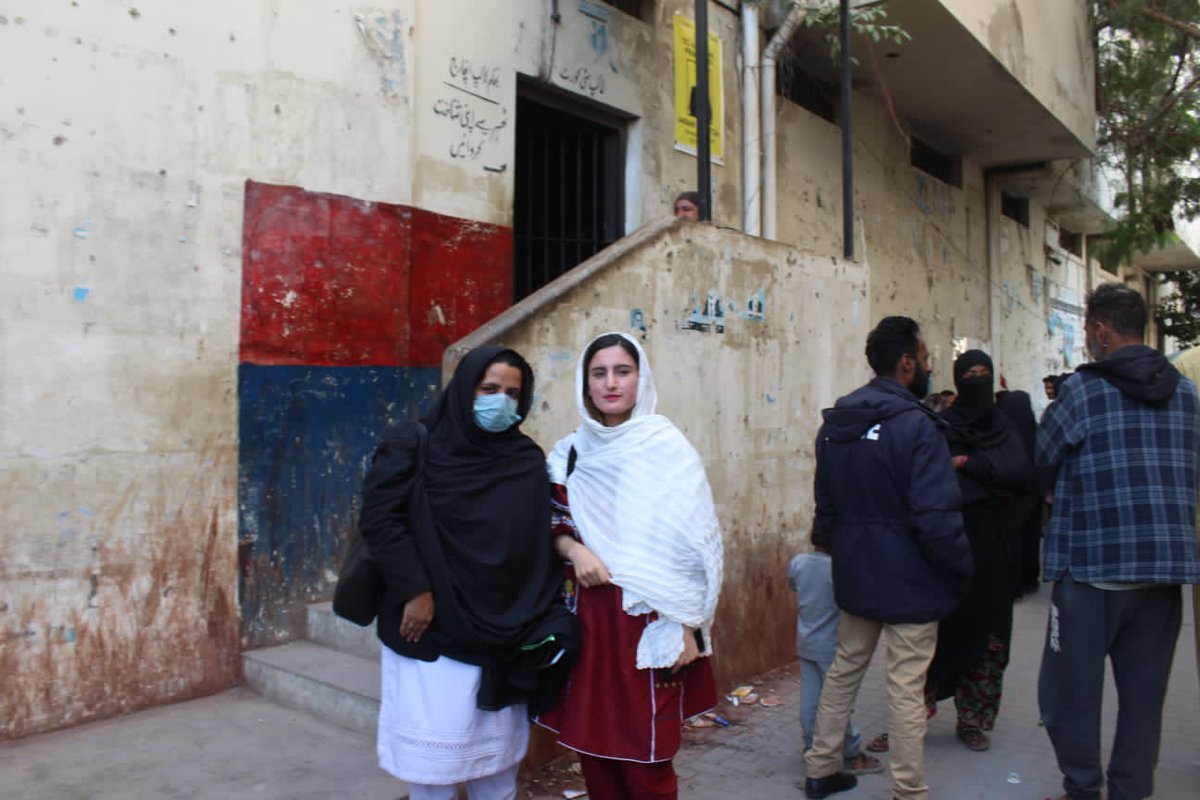 To learn about the situation of Afghan women, I went to the Karachi jail and city court Karachi. When I arrived and began speaking to them in Pashto,  they began crying and they hugged me and Moniza to comfort them. I felt they found a connection with us.1/3 #afghanrefugees
